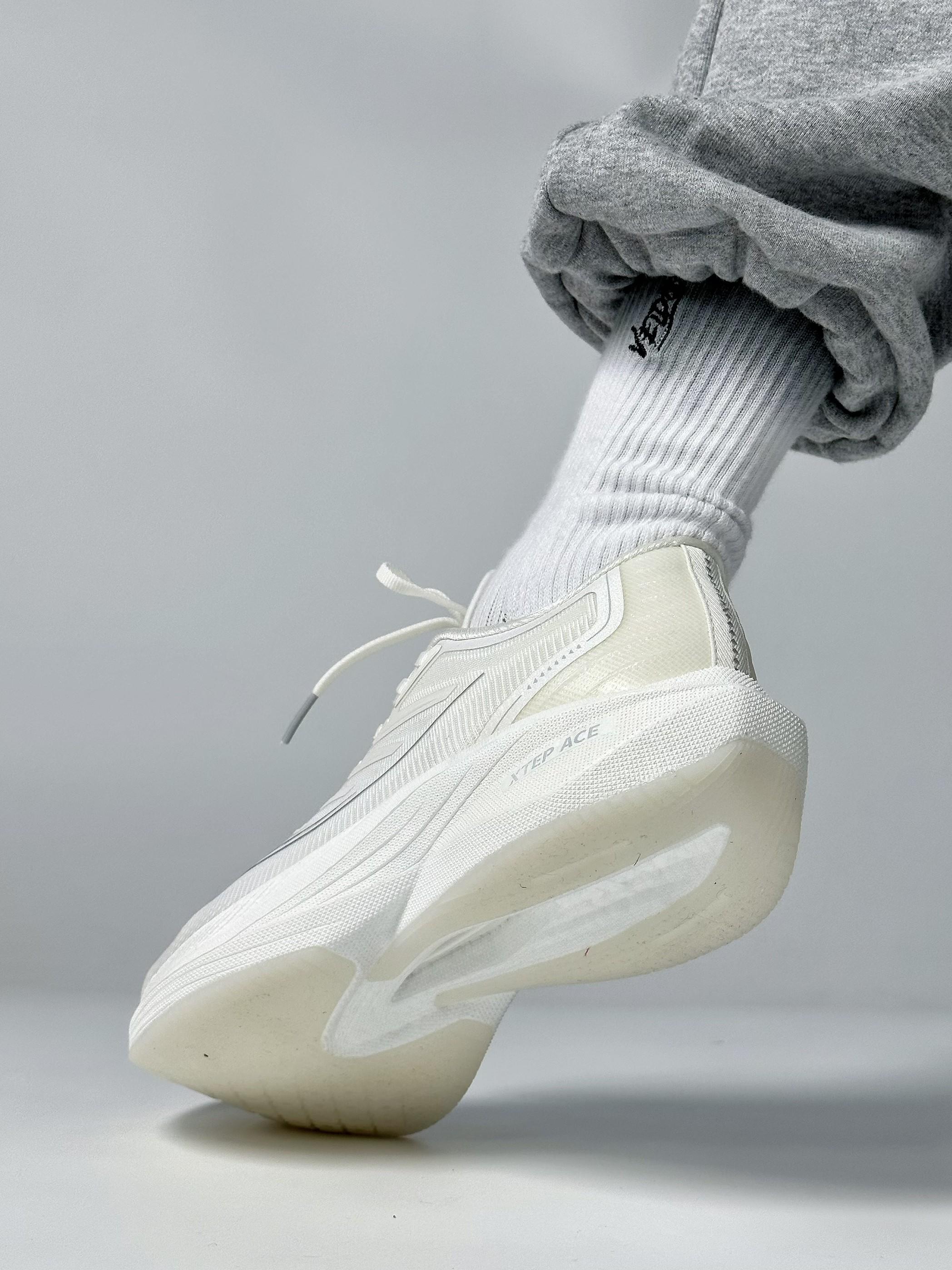 报一丝,唯一纯白的跑鞋我先拥有了❗